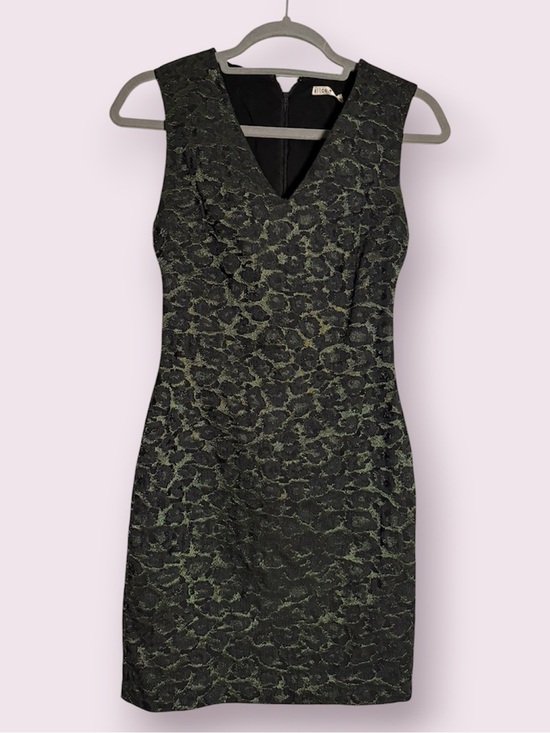 Alice + Olivia Dresses & Skirts - Alice + Olivia Black and Olive Green Jacquard Cheetah Sleeveless Sheath Dress XS
